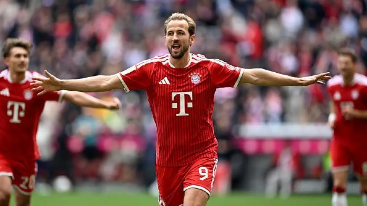 Selebrasi Harry Kane setelah mencetak hattrick dalam kemenangan Bayern Munich atas FC Koln di laga terakhir Bundesliga.