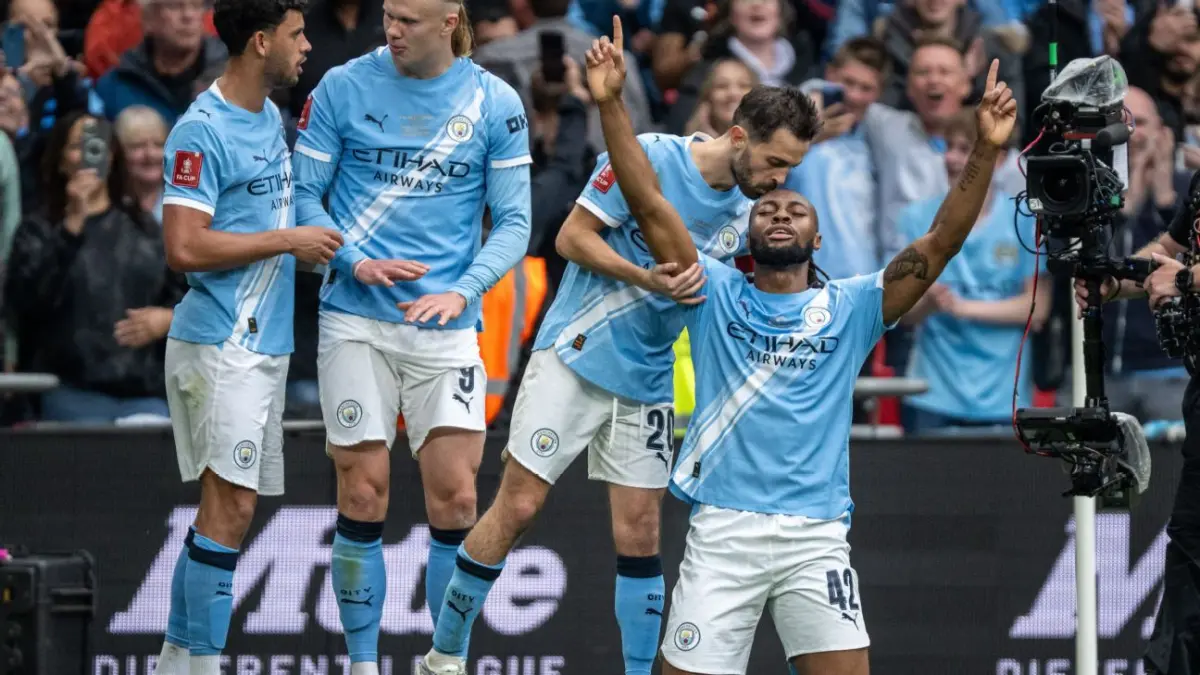 Selebrasi para pemain Manchester City rayakan gol Antoine Semenyo dalam kemenangan atas Chelsea di final FA Cup.