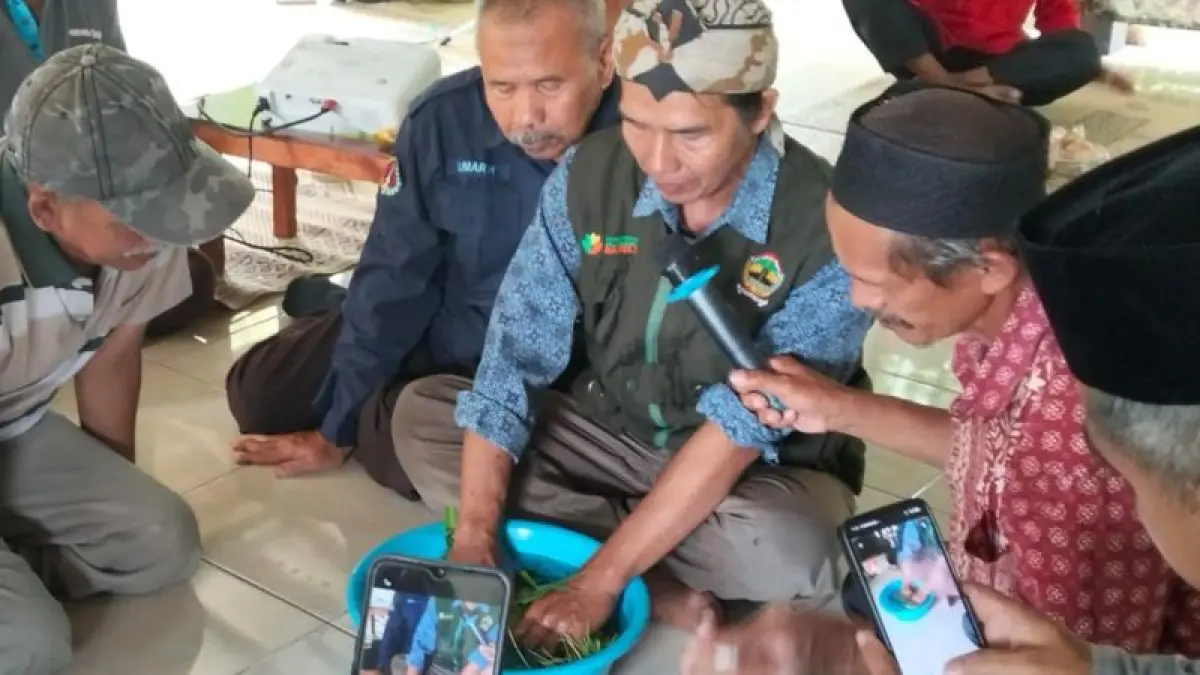 TEKUN: Para petani tampak antusias mengikuti pelatihan biosaka di Dusun Karaharjan, Gunungpring, Muntilan. (NAILA NIHAYAH/RADAR JOGJA)