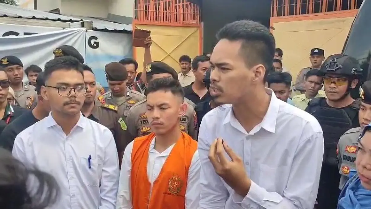 USAI SIDANG: Enrille Championy Geniosa melakukan orasi di hadapan simpatisan usai sidang putusan Senin (4/5). (NAILA NIHAYAH/RADAR JOGJA)