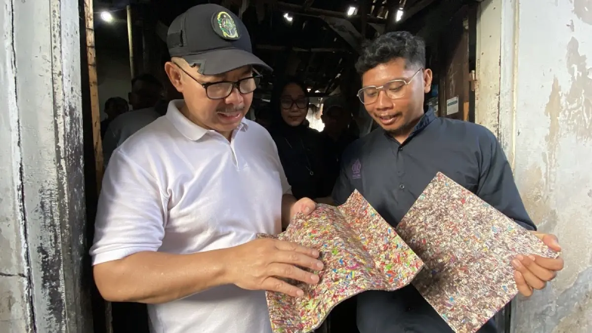 Wali Kota Jogja Hasto Wardoyo saat mengecek produk genting daur ulang limbah plastik dan bungkus saset yang akan dipergunakan dalam bedah rumah. (Dokumentasi Humas Pemkot Jogja)