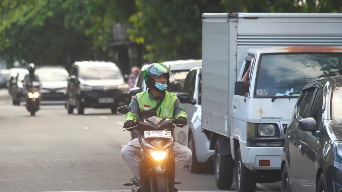 Pengemudi ojek online (ojol) melintas di kawasan Lempuyangan, Kota Jogja, Senin (18/5/2026). Audiensi DPRD DIY dan driver online membahas dugaan pelanggaran KP 667 dan KP 1001, draft Perpres No. 27 Tahun 2026, serta berbagai kendala driver online di lapangan. (Guntur Aga Tirtana/Radar Jogja)