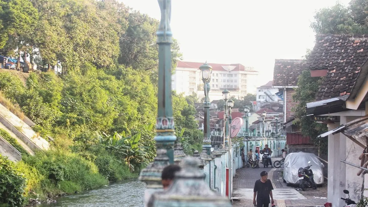 Kondisi sempadan Sungai Code, Kota Jogja, Senin (18/5/2026). Pemanfaatan kawasan sempadan sungai dibatasi untuk ruang terbuka hijau, vegetasi penahan erosi, fasilitas umum non permanen, serta penataan permukiman yang mendukung kelestarian lingkungan dan fungsi sungai. (Guntur Aga Tirtana/Radar Jogja)
