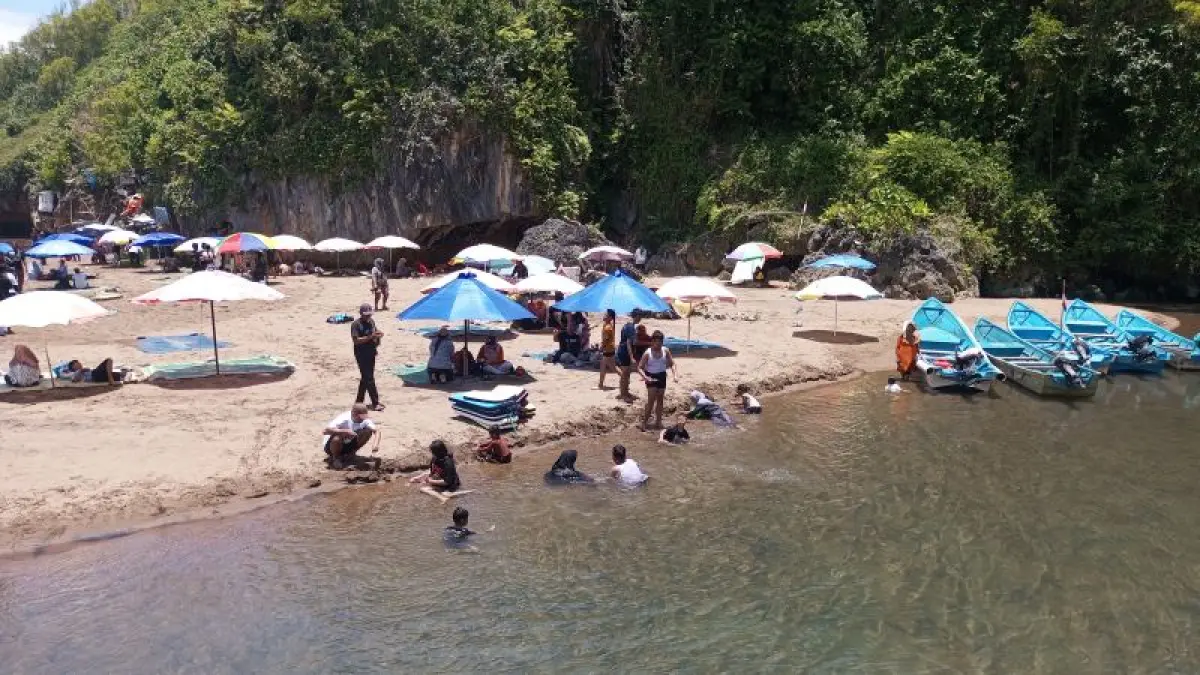 ASYIK: Anak-anak sedang bermain di kawasan Pantai Baron, Gunungkidul. (Yusuf Bastiar/Radar Jogja)