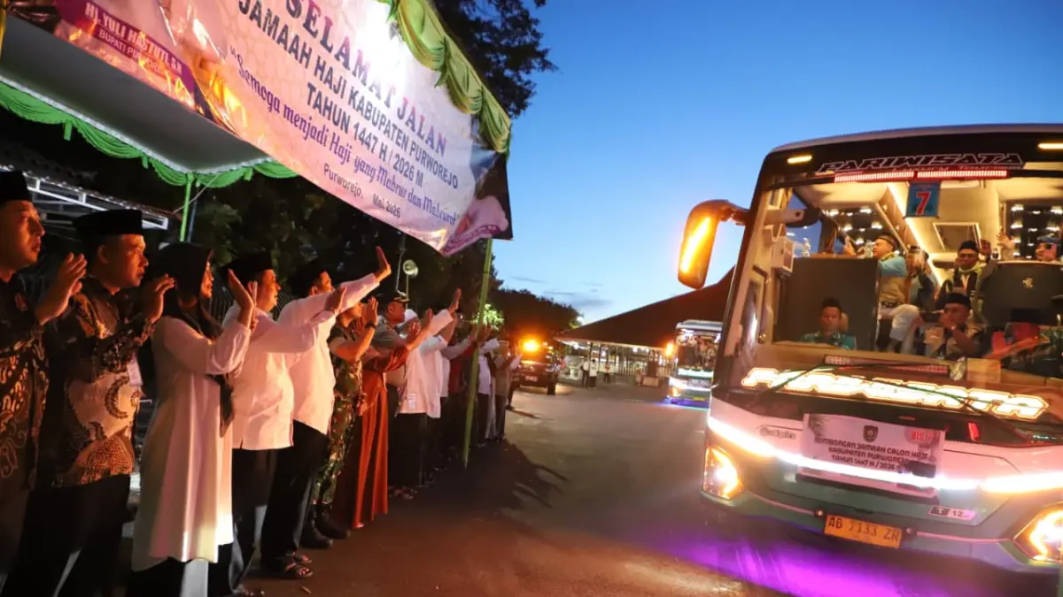 Bupati Purworejo Yuli Hastuti melepas pemberangkatan Calon Jemaah Haji (CJH) dari Kelompok Terbang (Kloter) 24 menuju Embarkasi Yogyakarta. (Dokumentasi Prokopim Purworejo)