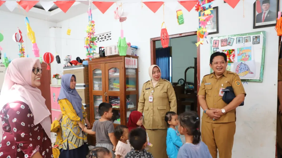 Bupati Purworejo Yuli Hastuti meninjau langsung aktivitas di Tempat Penitipan Anak (TPA) atau daycare di wilayah Kecamatan Kemiri, kemarin.(Dokumentasi Prokopim Purworejo)