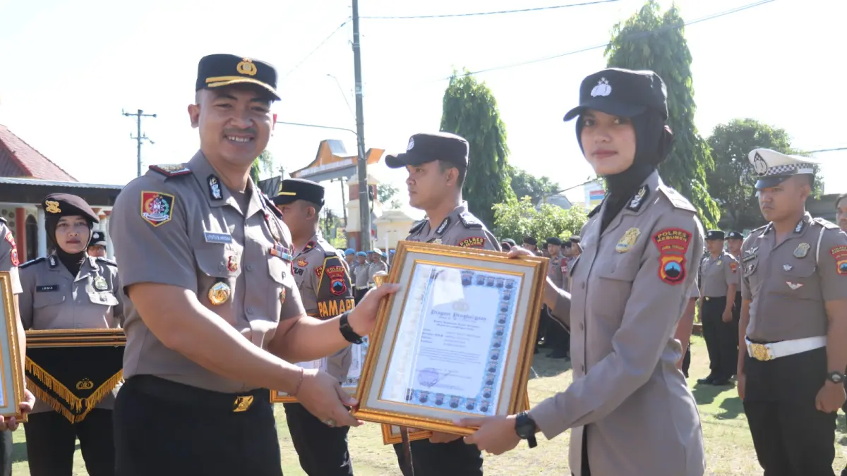 Kapolres Kebumen AKBP I Putu Bagus Krisna Purnama memberikan penghargaan kepada personel yang telah aktif berlajar tentang kecerdasan buatan atau Artificial Intelligence (AI). (Dokumentasi Polres Kebumen)