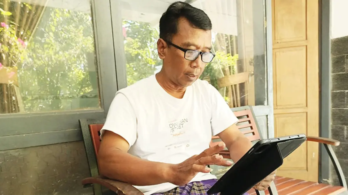 Konten kreator asal Desa Kedawung, Kecamatan Pejagoan Arif Rahmadi, 58. Dia mengungkapkan kenaikan kurs dolar seperti sekarang membawa keuntungan tersendiri bagi konten kreator. (M. Hafied/Radar Jogja)