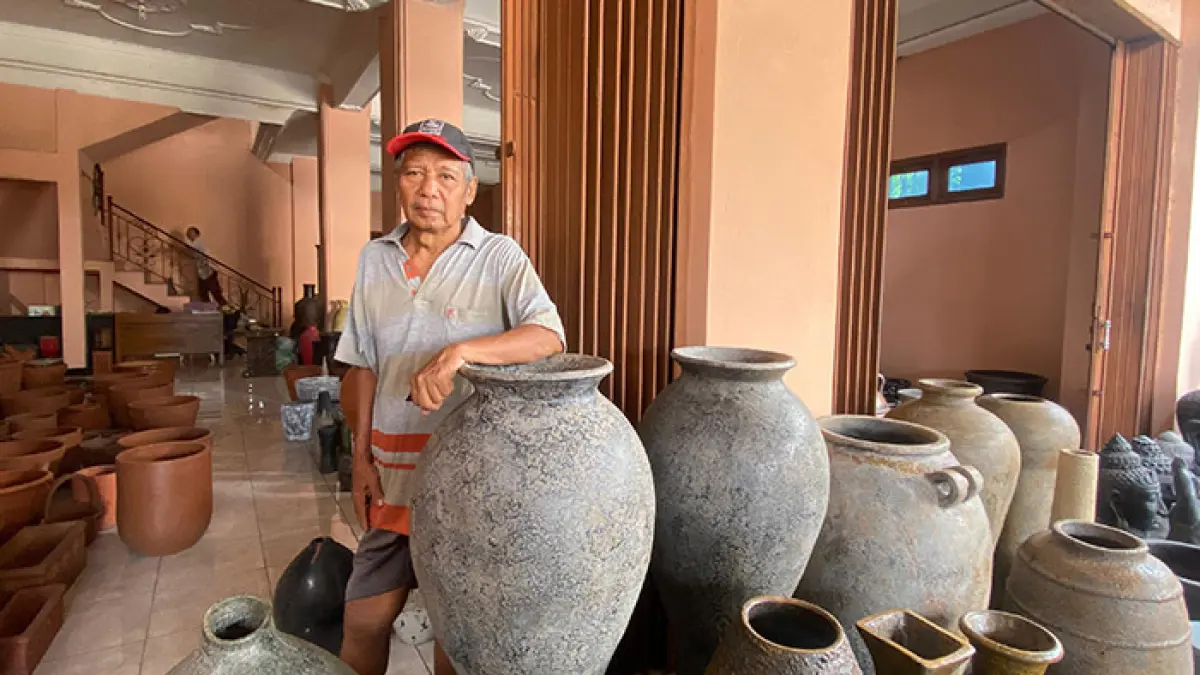 Poniman, 65, pemilik Jambul Keramik di Sentra Gerabah Kasongan sedang berdiri di dekat kerajinan yang dibuatnya, Senin (18/5). (Cintia Yuliani/Radar Jogja)