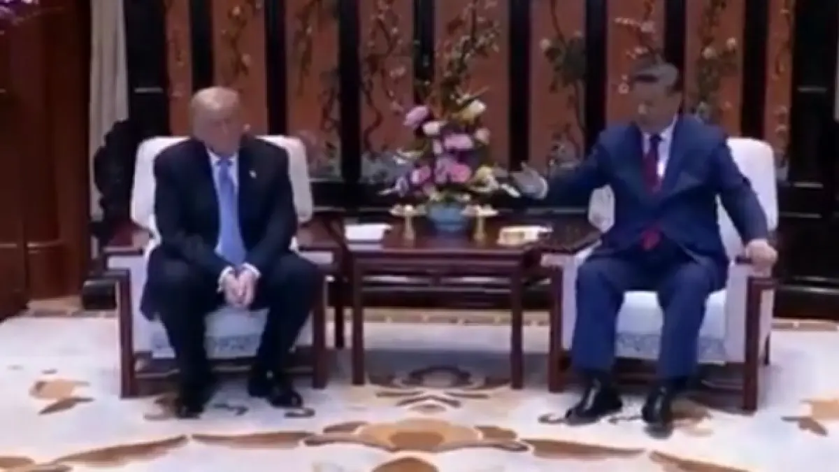 Posisi duduk Donald Trump dari Xi Jinping menjadi viral di media sosial.