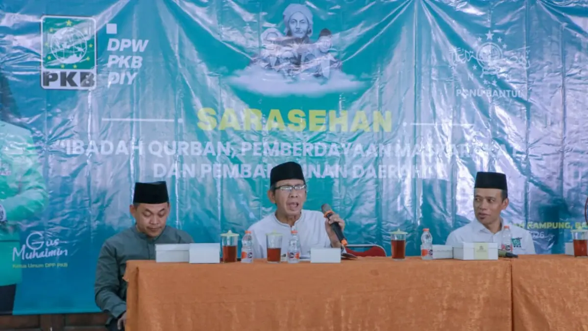 SALING MENGUATKAN: Ketua DPW PKB DIY Umaruddin Masdar (kanan) saat menghadiri kegiatan pelatihan juru sembelih halal (Juleha) di Omah Kampung Pendowoharjo, Bantul. (Foto: istimewa)