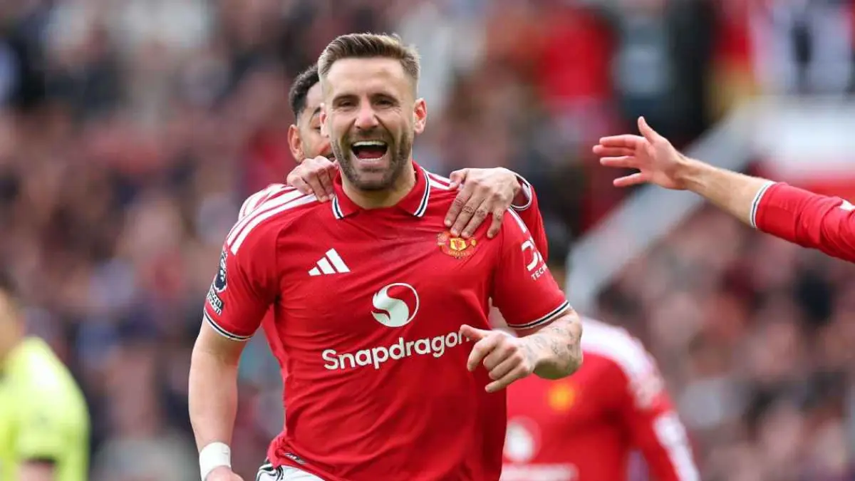 Selebrasi Luka Shaw setelah mencetak gol pembuka dalam kemenangan Manchester United atas Nottingham Forest di Old Trafford. (getty images)