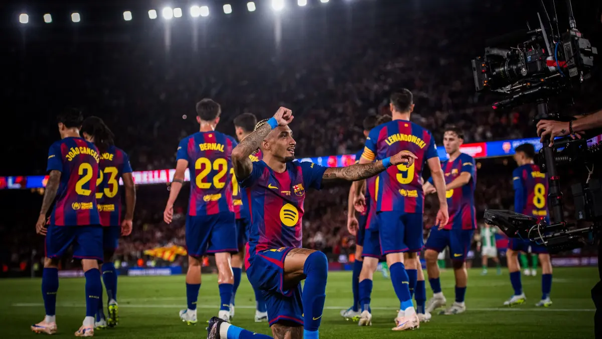 Selebrasi Raphinha setelah mencetak brace dalam kemenangan Barcelona atas Real Betis.