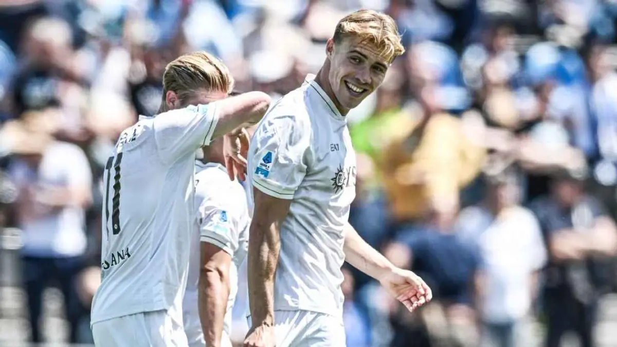 Selebrasi Rasmus Hojlund setelah mencetak gol dalam kemenangan Napoli atas Pisa di Serie A.