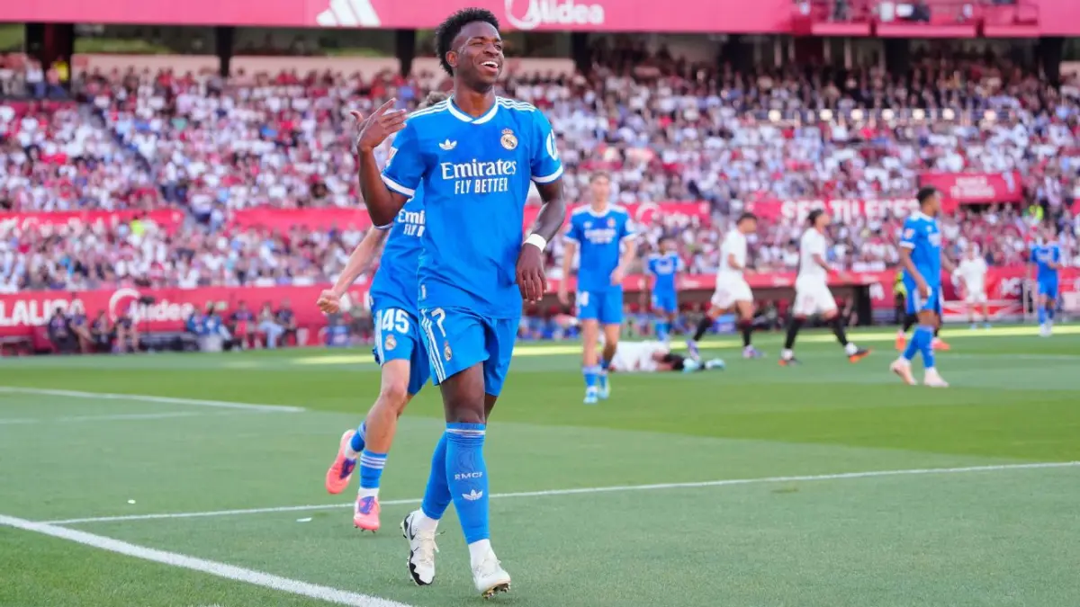 Selebrasi Vinicius Junior setelah mencetak gol kemenangan Real Madrid atas Sevilla.