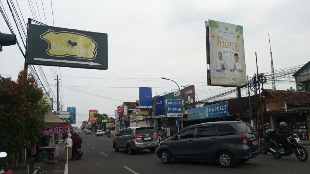 SEMNRAWUT: Reklame dengan berbagai ukuran dan jarak yang tidak sama terpasang di Jalan Wonosari. (Yusuf Bastiar/Radar Jogja)