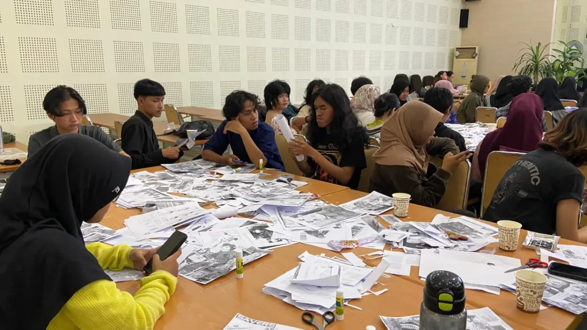 Seniman asal Magelang M. Aidi Yupri sedang memperlihatkan hasil karyanya saat memenangkan kompetisi dihadapan ratusan mahasiswa ISI Jogjakarta Senin (18/5/2026) - Cintia Yuliani/Radar Jogja