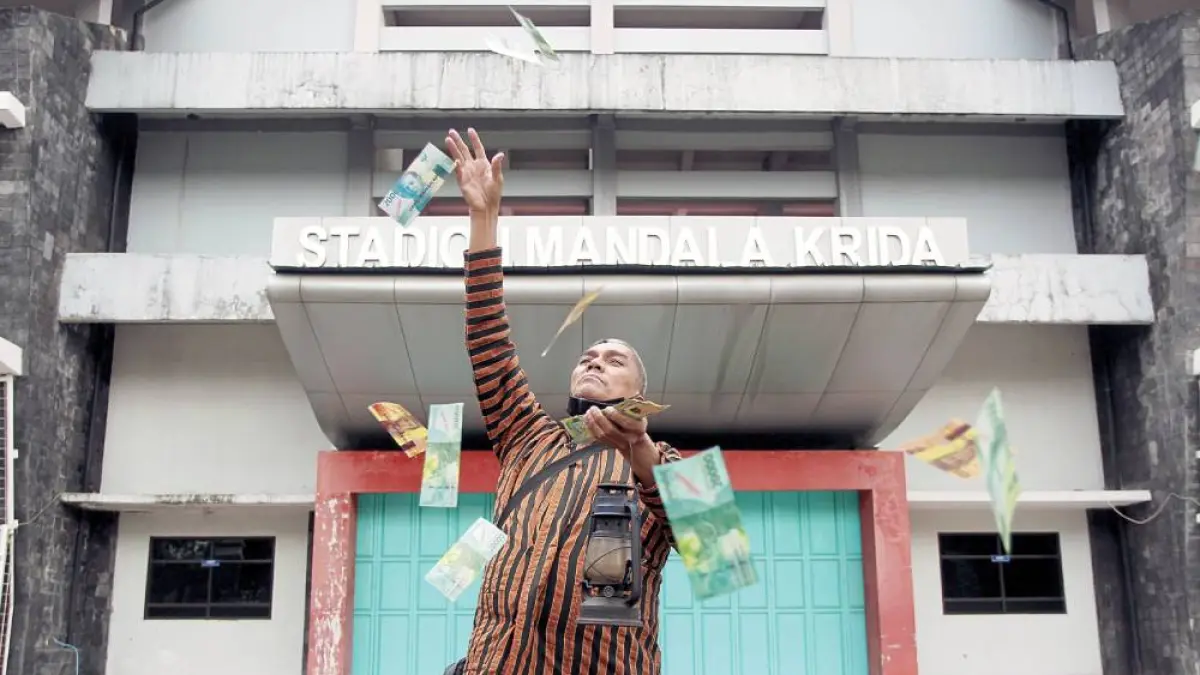 Aktivis Baharuddin Kamba melakukan aksi teaterikal di kompleks Stadion Mandala Krida, menyoroti belum jelasnya status hukum renovasi stadion yang berdampak pada PSIM Jogja, Kota Jogja, kemarin (19/5). Guntur Aga Tirtana/Radar Jogja 