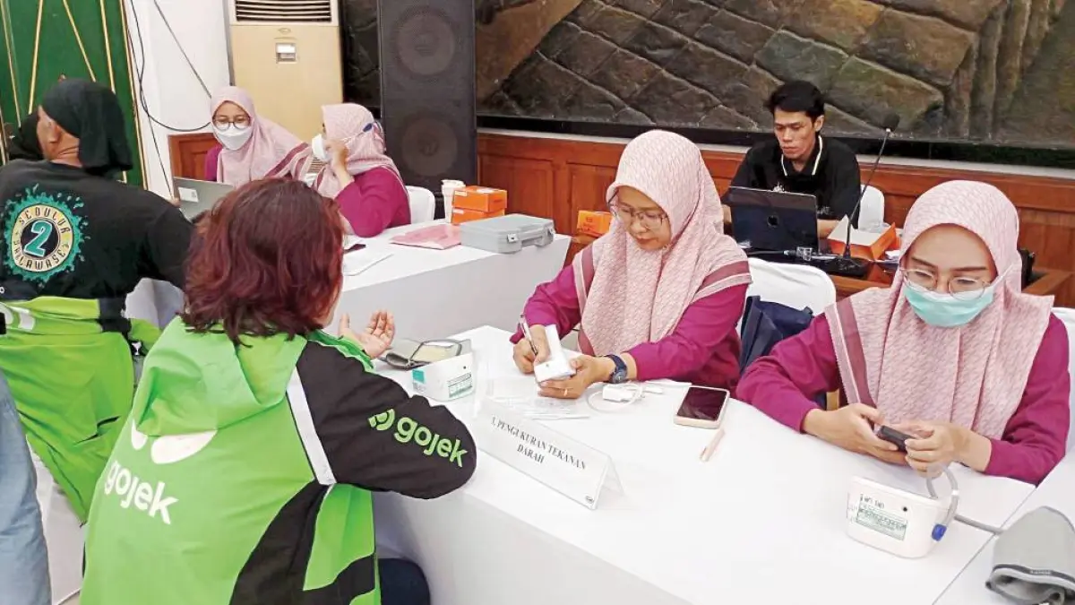 ANTUSIAS: Ratusan driver ojol saat mengikuti cek kesehatan gratis (CKG) di Balai Kota Jogja, Selasa (19/5). IWAN NURWANTO/RADAR JOGJA