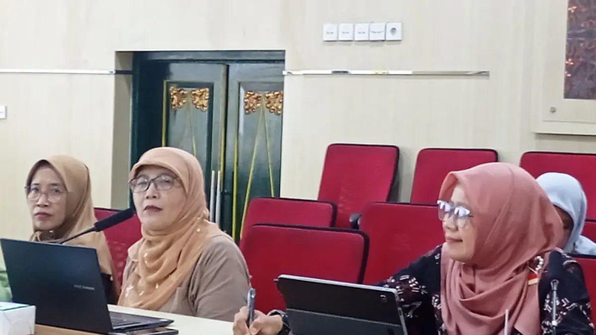 BERSEBERANGAN: Ketua KPAID Kota Jogja Silvy Dewajani saat menyampaikan keterangan di Balai Kota Jogja, Selasa (19/5/2026). (IWAN NURWANTO/RADAR JOGJA)