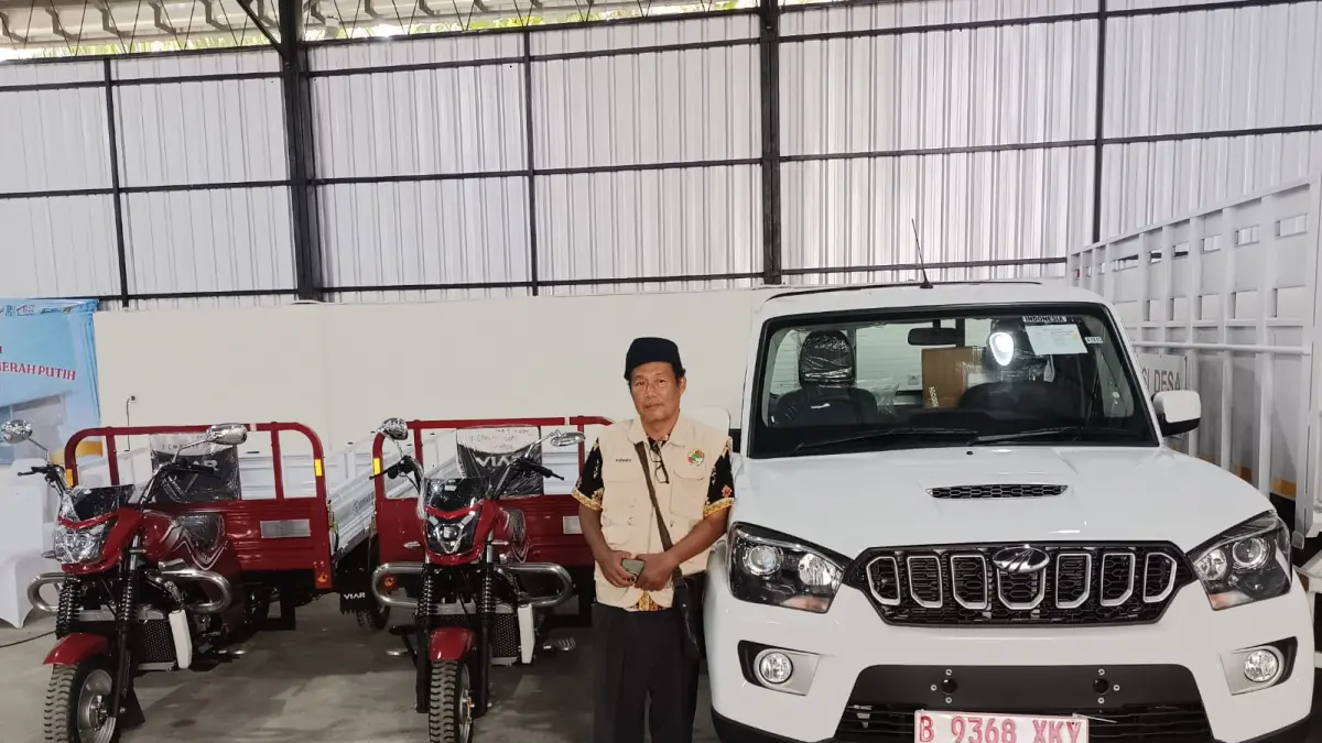 Ketua KDMP Cangkrep Lor, Kecamatan Purworejo Widiarso Yuliastono di samping kendaraan operasional KDMP. (M Hafied/Radar Jogja)