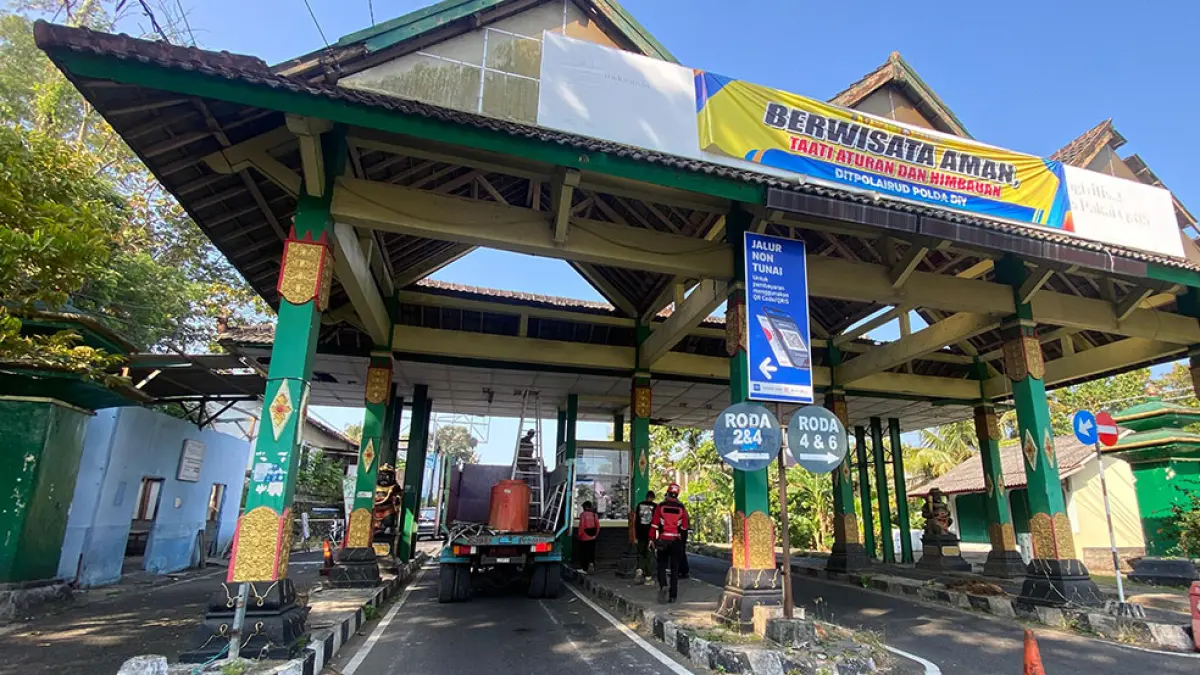 LEGENDARIS: Petugas sedang merobohkan bangunan TPR Parangtritis lama, Selasa (19/5). Cintia Yuliani/Radar Jogja
