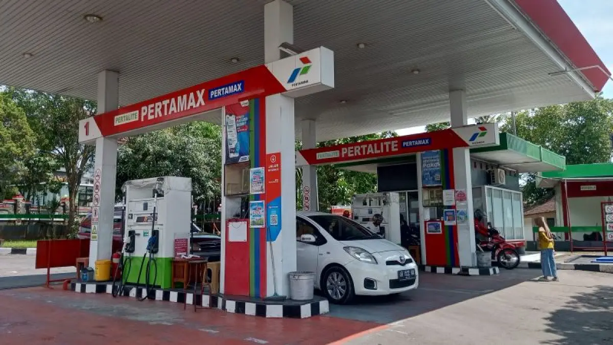 LENGANG: Konidis SPBU di wilayah Wonosari terlihat dengan beberapa pembeli bahan bakar minyak. (Yusuf Bastiar/Radar Jogja)