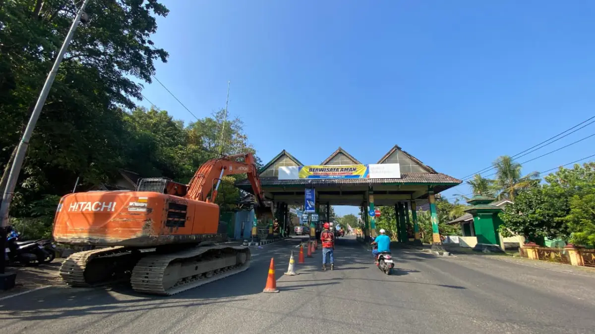 Petugas sedang merobohkan bangunan TPR Parangtritis lama, Selasa (19/5/2026). (Cintia Yuliani/Radar Jogja)