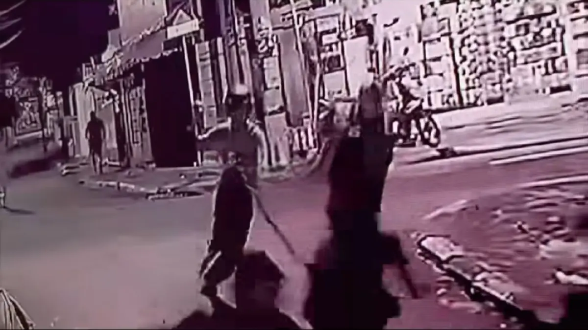 Rekaman CCTV menampilkan aksi tawuran di Jalan Sultan Agung pada Minggu dini hari (17/5).