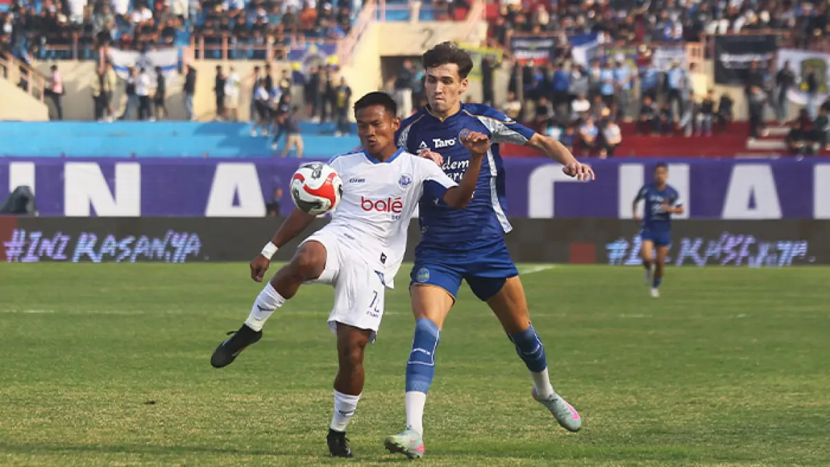 SIAP CURI POIN: Pemain PSIM Jogja Deri Corfe berusaha merebut bola dari pemain Arema FC Bayu Setiawan, dalam laga itu berakhir imbang 1-1 di Stadion Sultan Agung (SSA) Bantul, Sabtu (16/8/2025).