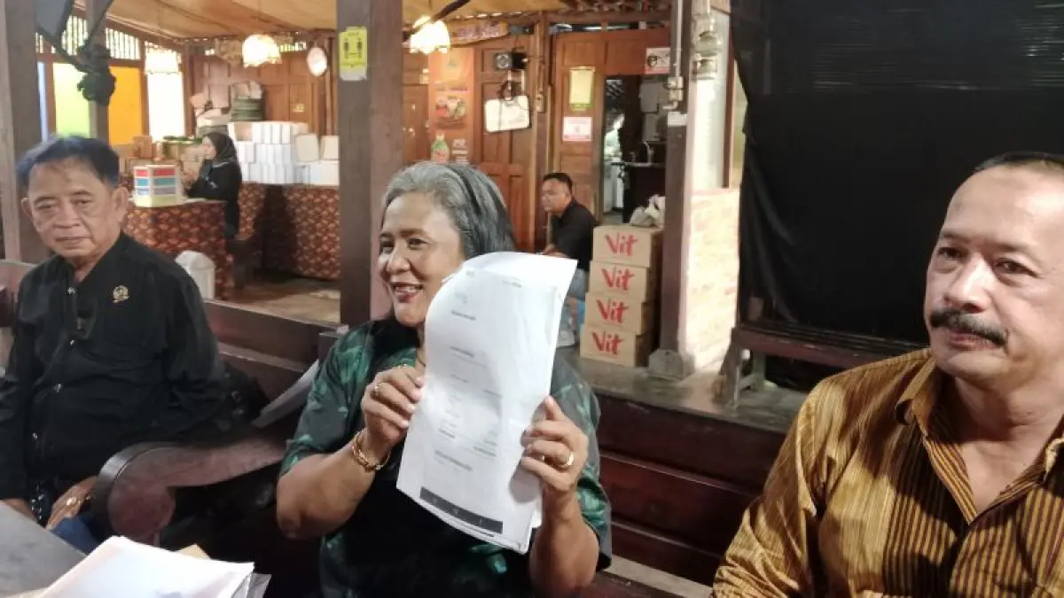 TUNJUKKAN BUKTI: Theresia Ratna Kusumawati saat menunjukkan bukti atas kasus yang menyeret nama kedua anaknya di Puri Mataram Sleman Selasa (19/5).&nbsp;(Delima Purnamasari/Radar Jogja)