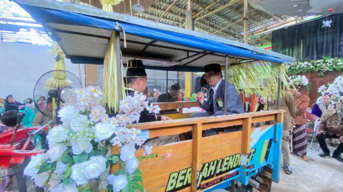 UNIK: Pasangan pengantin sedang melakukan prosesi ijab kabul di atas traktor di Padukuhan Geneng, Panggungharjo, Sewon Selasa (19/5).&nbsp;(Cintia Yuliani/Radar Jogja)