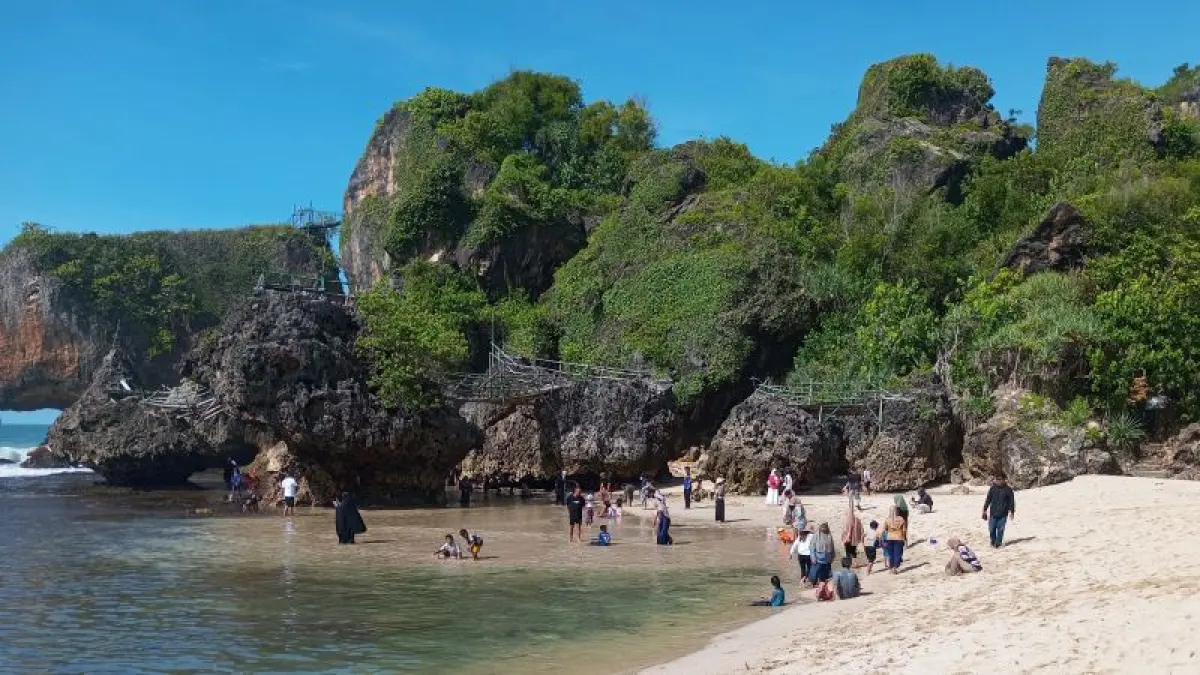 Wisatawan sedang menikmati keindahan Pantai Siung. (Yusuf Bastiar/Radar Jogja)