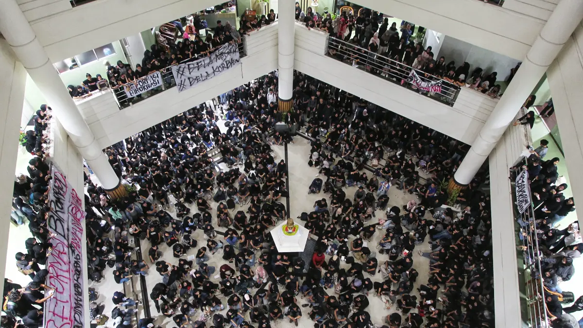 

Aksi demo mahasiswa di Kantor Rektorat UPN Veteran Yogyakarta