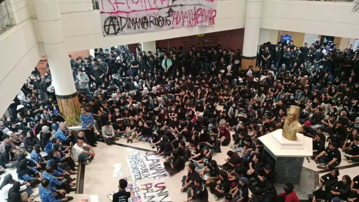 Aksi demo mahasiswa di Kantor Rektorat UPN Veteran Yogyakarta - Delima Purnamasari/Radar Jogja
