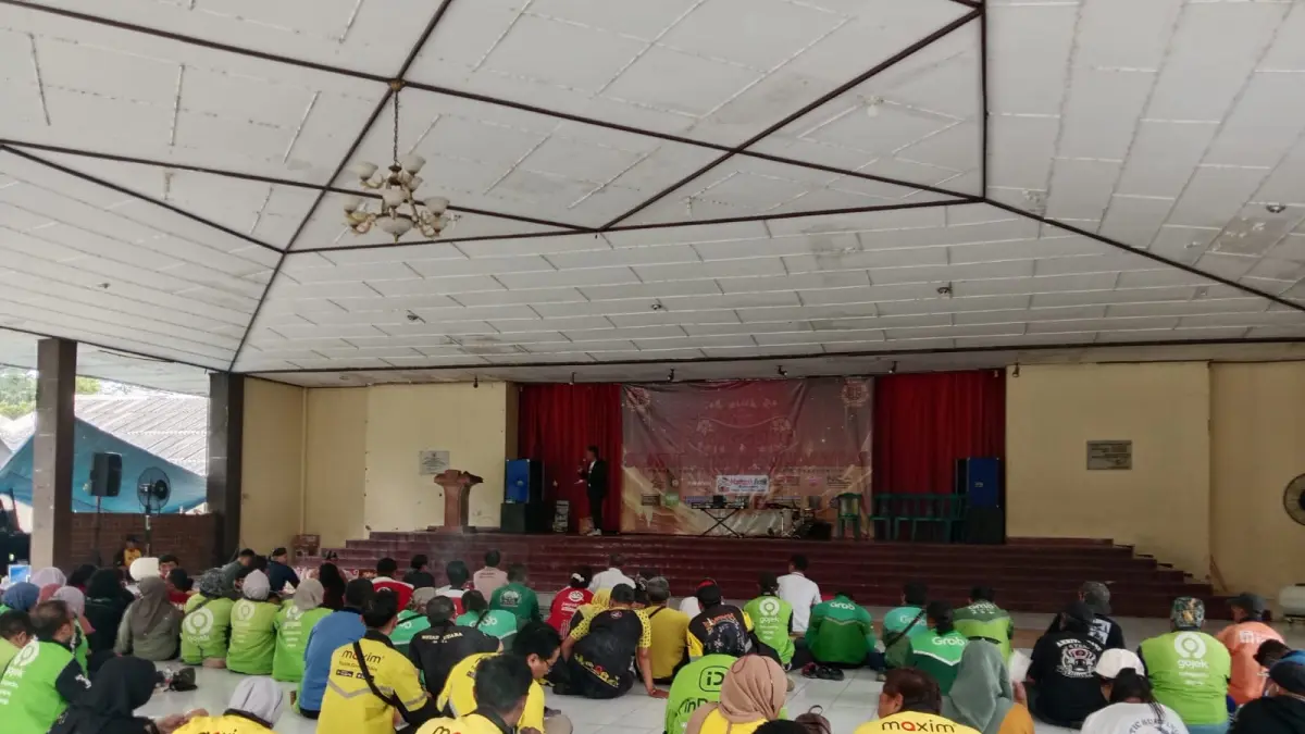 Doa bersama oleh ojol dari berbagai platform yang tergabung dalam Wakanda - Delima Purnamasari/Radar Jogja