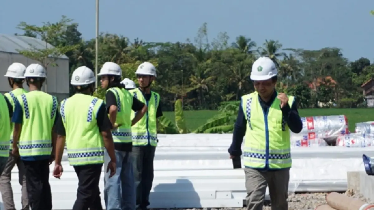 INOVASI : Rektor UMNU Kebumen Imam Satibi meninjau langsung proses pembangunan sarana dan prasarana kampus yang menggunakan sistem modular. (Dokumentasi UMNU Kebumen)

