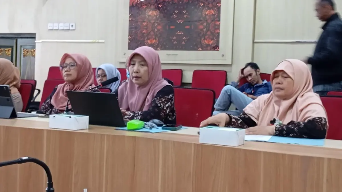 Kepala Bidang Pencegahan Pengendalian Penyakit, Pengelolaan Data dan Sistem Informasi Kesehatan Dinkes Kota Jogja Lana Unwanah (tengah) saat menyampaikan keterangannya di Balai Kota Jogja, Selasa (19/5/2026). IWAN NURWANTO/RADAR JOGJA