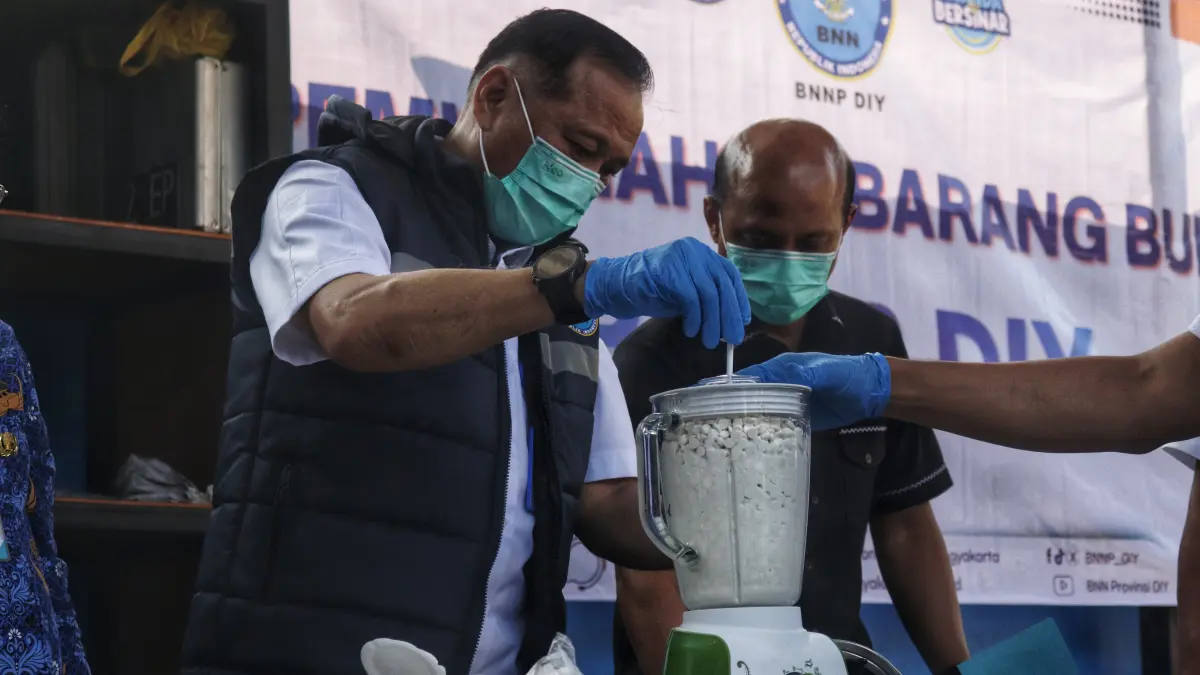Kepala BNNP DIJ Kombes Pol. Faried Zulkarnain memusnahkan sejumlah barang bukti hasil pengungkapan kasus penyalahgunaan narkotika dan obat-obatan berbahaya di Kantor BNNP DIJ