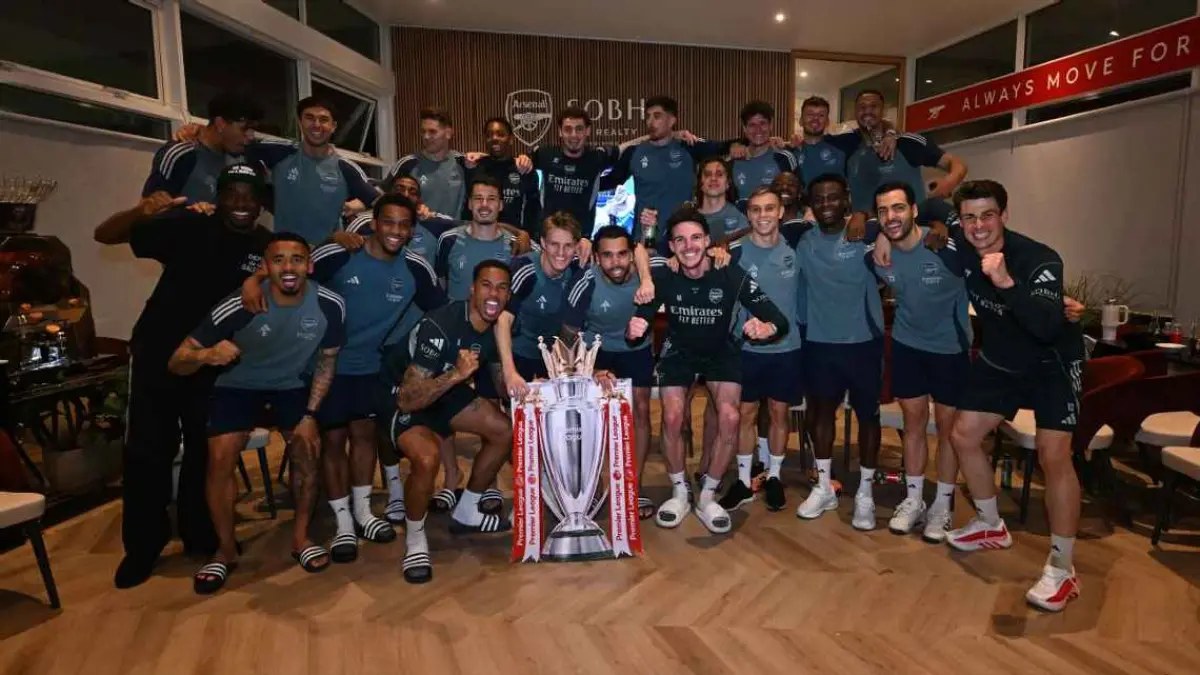 Para pemain Arsenal rayakan gelar juara Premier League setelah hasil imbang Manchester City melawan Bournemouth. (Arsenal)