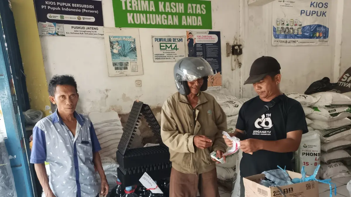 Penjual pupuk di Pusat Koperasi Unit Desa (Puskud) Kebumen menunjukkan pupuk non subsidi yang harganya terus merangkak naik seiring nilai tukar rupiah melemah. (M Hafied/Radar Jogja)