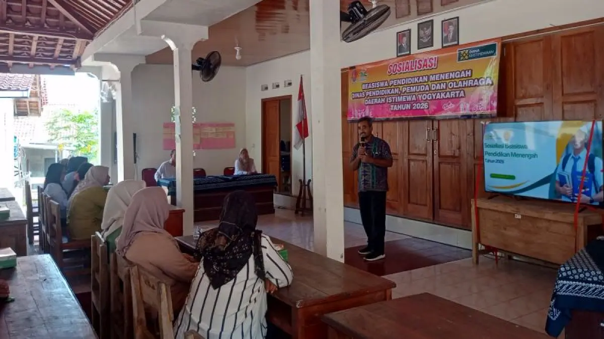 PENTINGNYA AKSES PENDIDIKAN: Anggota Komisi D DPRD DIY Demas Kursiswanto menyampaikan sosialisasi beasiswa pendidikan menengah di Balai Kalurahan Ngalang, Gedangsari, Gunungkidul, Rabu (20/5). (Yusuf Bastiar/Radar Jogja)