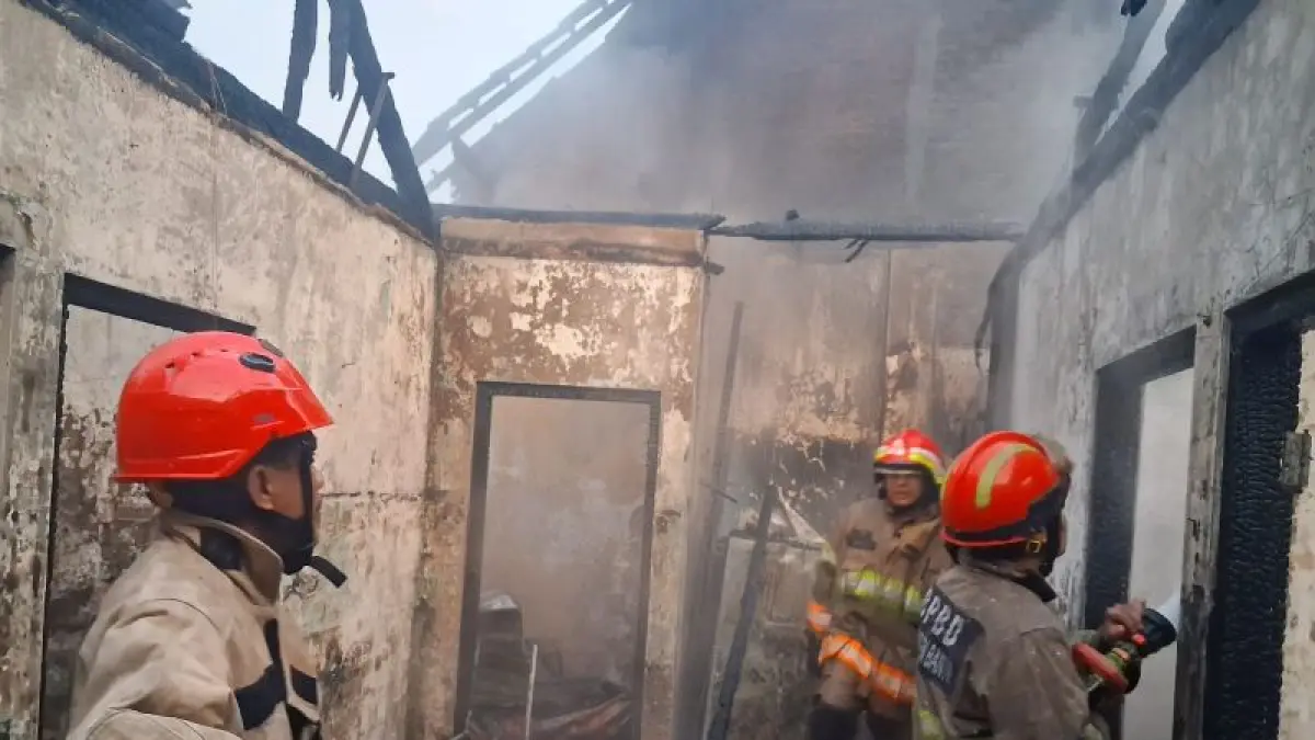 Petugas kebakaran sedang berusaha memadamkan api. (Dokumentasi BPBD Bantul)