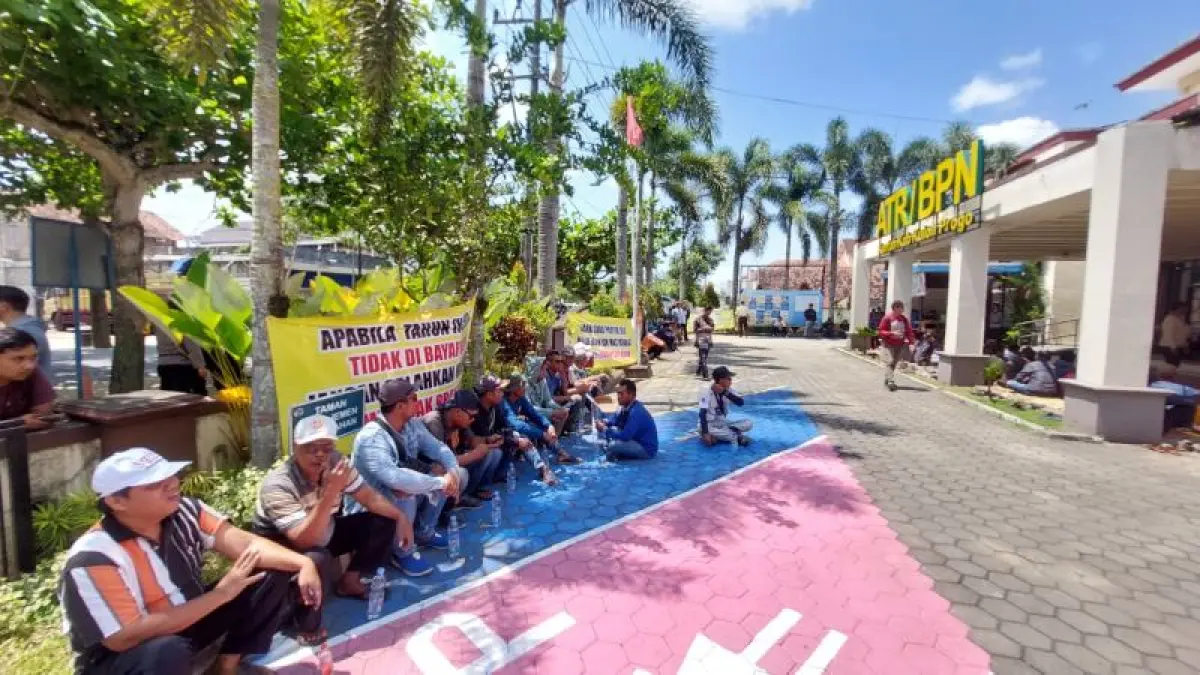 PROTES: Warga terdampak JJLS menanyakan kelanjutan pengadaan tanah di Kantor BPN Kulon Progo Oktober 2025 lalu. (ANOM BAGASKORO/RADAR JOGJA)