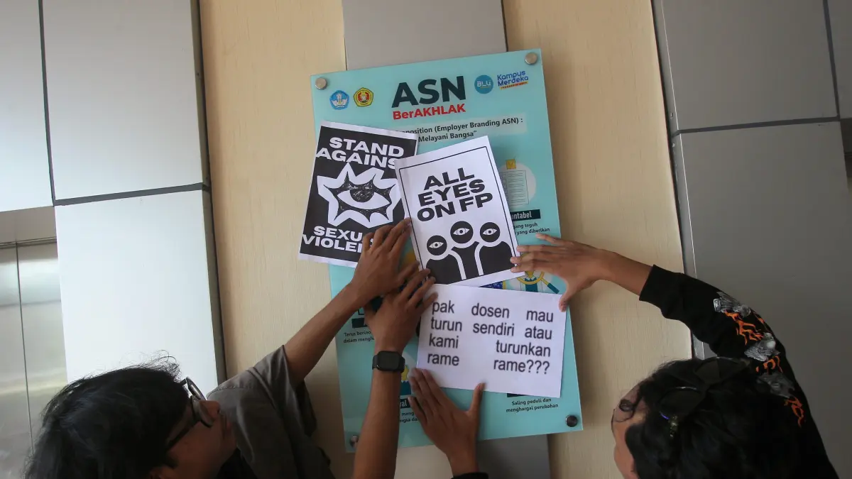 Ratusan mahasiswa UPN Veteran Jogja menggelar aksi demonstrasi terkait dugaan kasus kekerasan seksual di lingkungan kampus, di Gedung Rektorat UPN, Sleman