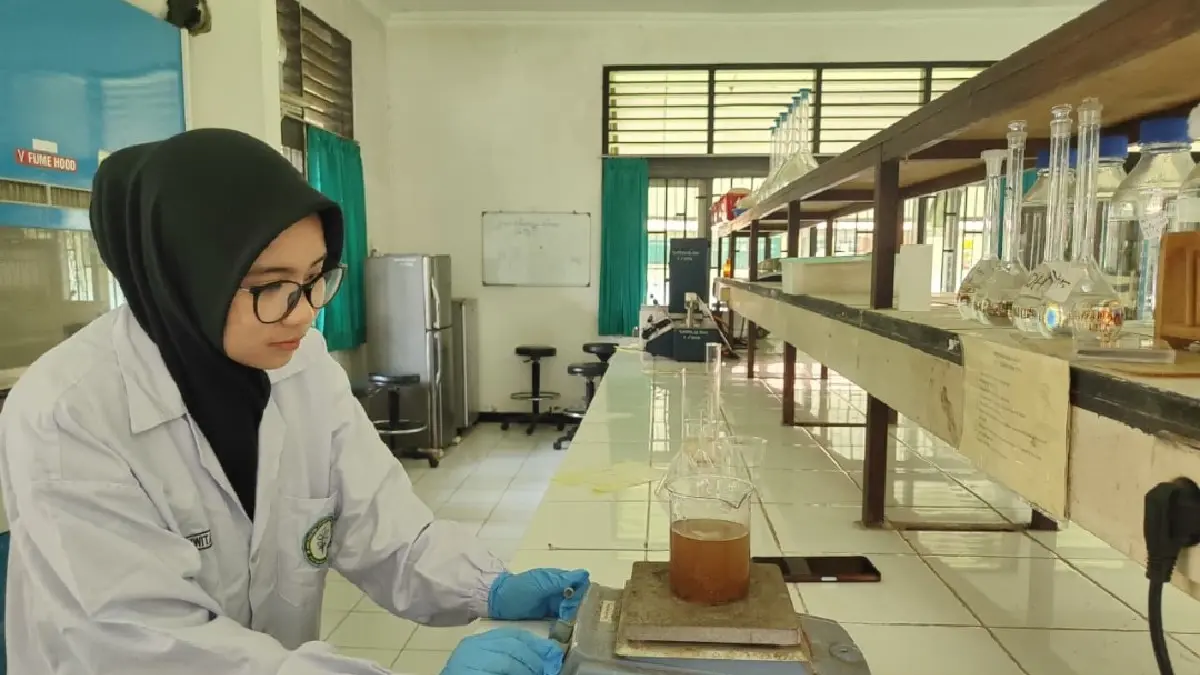 TEMUAN BARU: Mahasiswa Polbangtan Yoma sedang meneliti hasil uji gel penyembuh luka ternak berbasis protein hewani. (ISTIMEWA)