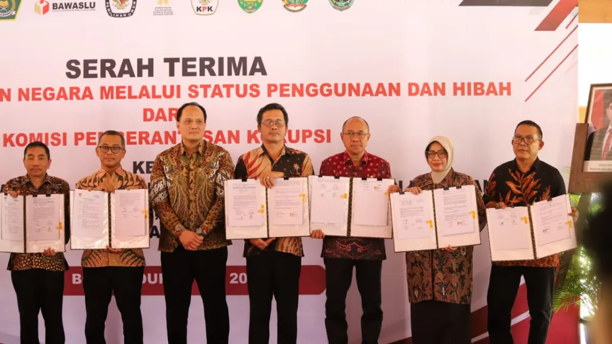 Bupati Purworejo Yuli Hastuti menerima dokumen penyerahan hibah harta rampasan koruptor dari Komisi Pemberantasan Korupsi (KPK). (Dokumentasi Prokopim Purworejo)