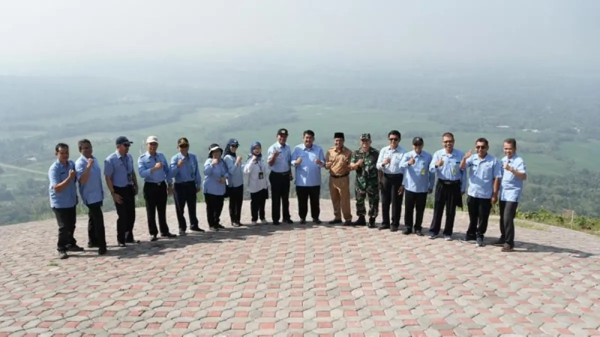 CEK: Bupati Kulon Progo melihat kondisi objek wisata Giri Sembung pasca selesai pembangunan. (Dokumentasi Pemkab Kulon Progo)