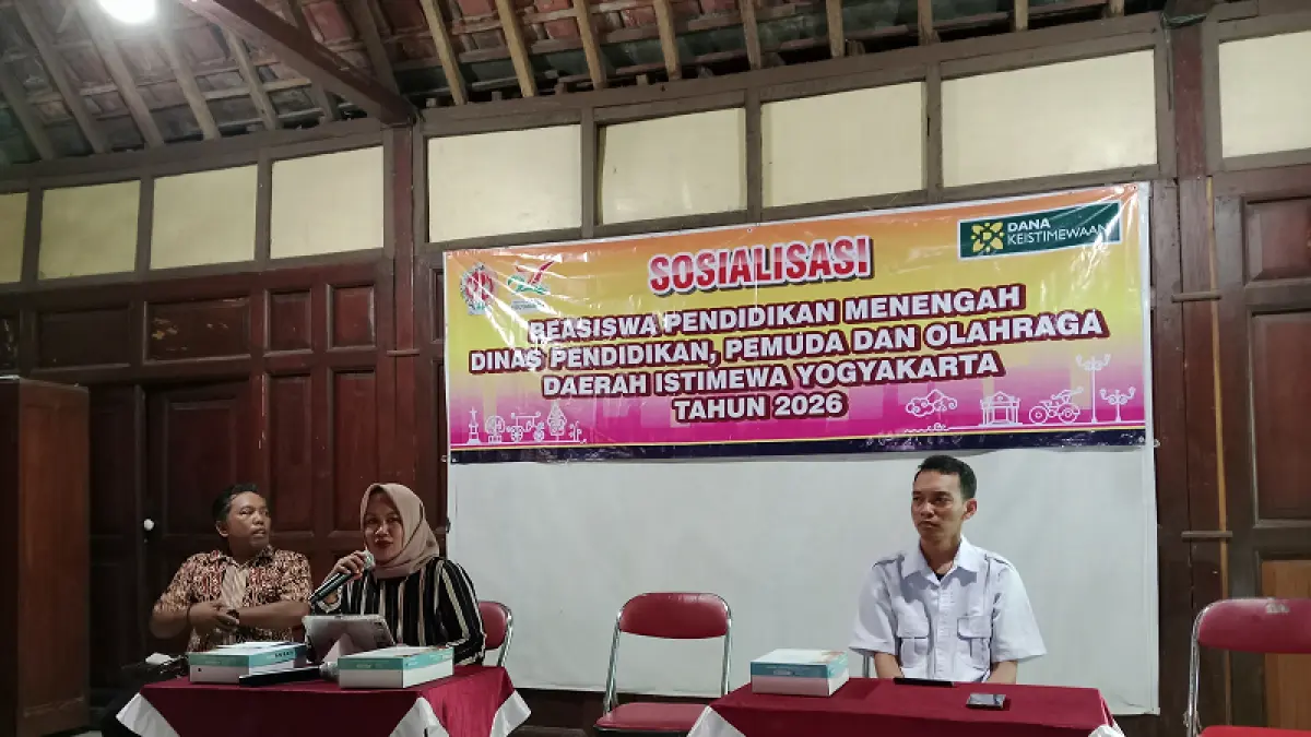 JAMIN PEMERATAAN: Anggota Komisi D DPRD DIY Rahayu Widi Nuryani menyampaikan sosialisasi beasiswa pendidikan menengah. Beasiswa diberikan dalam rangka menjamin pendidikan berkualitas bagi masyarakat. (Delima Purnamasari/Radar Jogja)