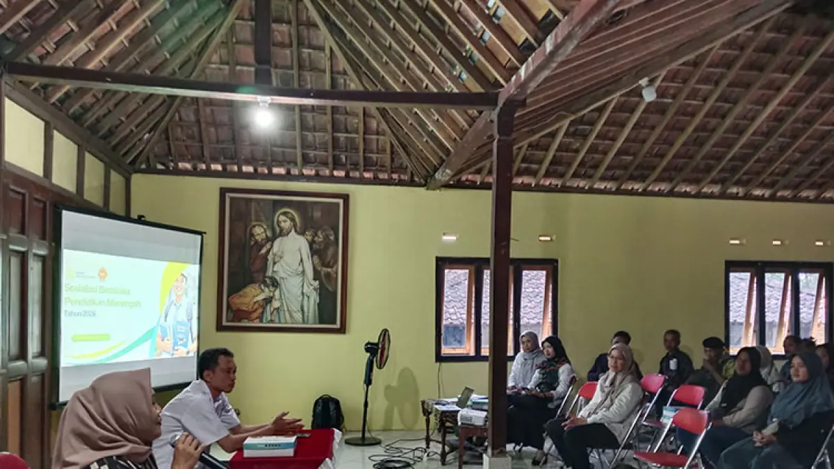 JAMIN PEMERATAAN: Anggota Komisi D DPRD DIY Rahayu Widi Nuryani menyampaikan sosialisasi beasiswa pendidikan menengah. Beasiswa diberikan dalam rangka menjamin pendidikan berkualitas bagi masyarakat. (Foto: Delima Purnamasari/Radar Jogja)
